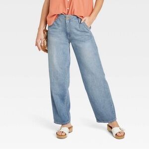 NWT! Universal Thread Women's Relaxed Straight Light Wash Jeans